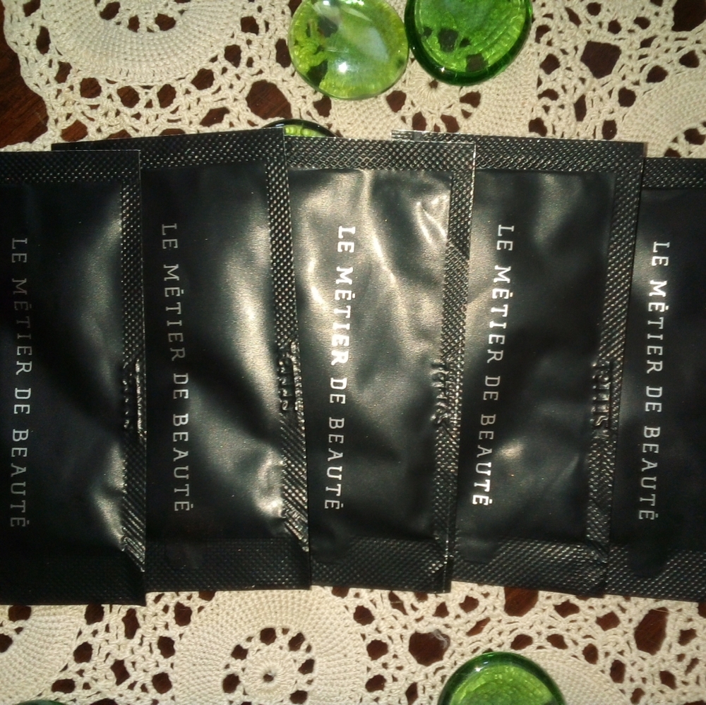 Le Metier de Beaute foundation packets